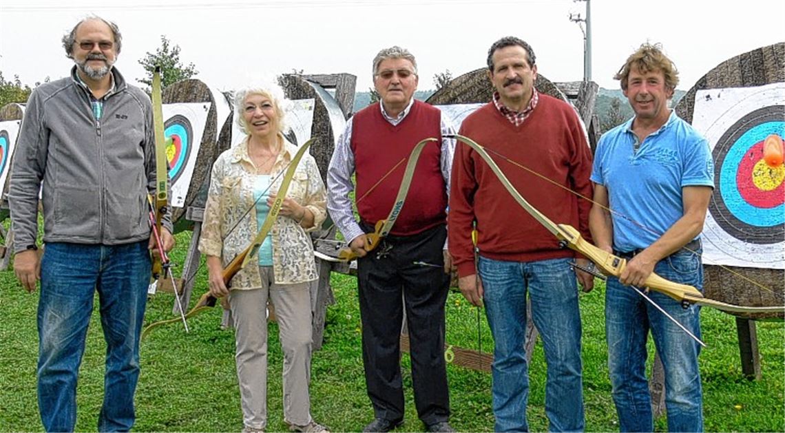 Verhelfen der Deißlinger Feuerwehr zu einem „Robin Hood“: Hans-Jürgen Pauling, Edith und Tilo Pürmayr (BSV Sternenfels), Siegmar Frank (Freiwillige Feuerwehr Deißlingen) und Uwe Liebschner (BSV Sternenfels) Foto: Garhöfer