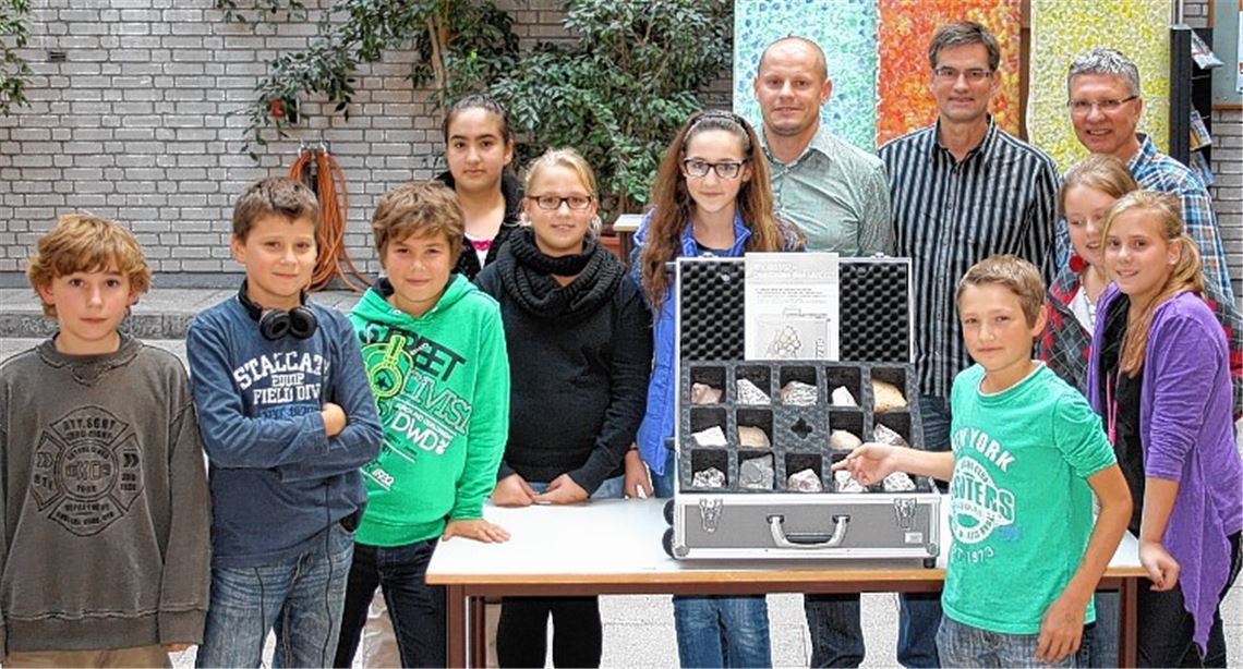 Verkaufsleiter Marcel Knodel (hinten li.), Elternbeiratsvorsitzender Thomas Maisel und Realschuldirektor Dr. Hans-Joachim Blum (re.) mit den Schülern der Klasse 6b.