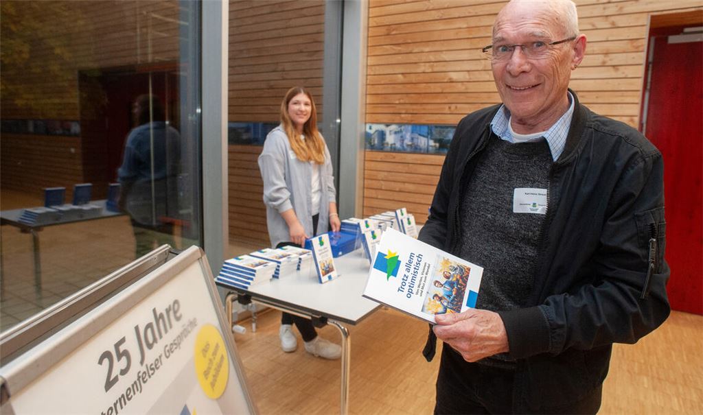 Verkaufsstart gelungen: Zahlreiche Besucher der Jubiläumsveranstaltung nehmen ein Buch mit nach Hause. Foto: Fotomoment