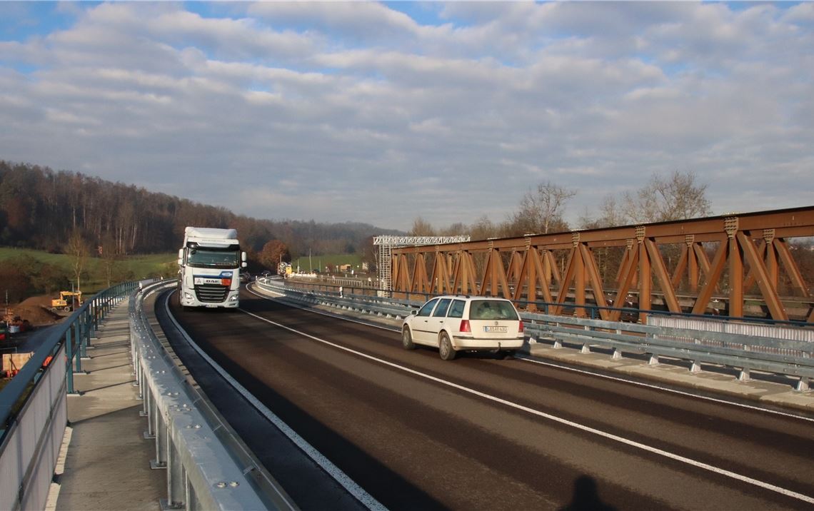 Verkehr frei: Die neue, 92 Meter lange und zwölf Meter breite Egelseebrücke bei Vaihingen kann befahren werden.Foto: Arning