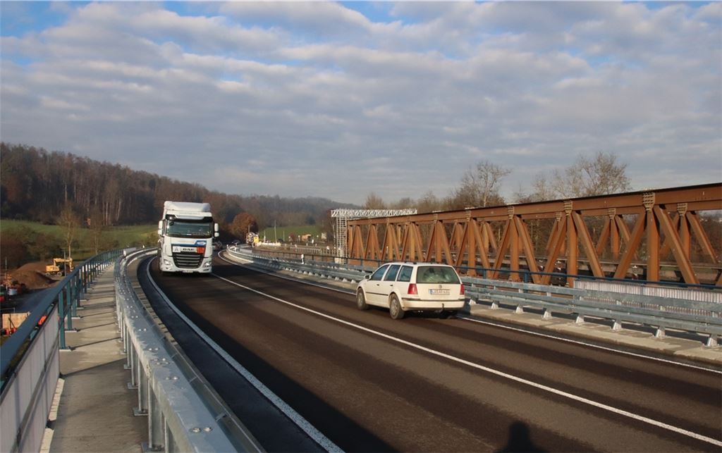 Verkehr frei: Die neue, 92 Meter lange und zwölf Meter breite Egelseebrücke bei Vaihingen kann befahren werden.Foto: Arning