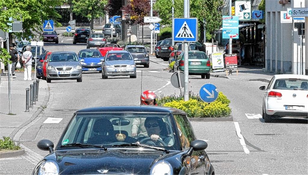 Verkehrliche Hauptschlagader der Gemeinde: Die Bahnhofstraße in Illingen ist mit über 12000 Fahrzeugen täglich die am stärksten belastete Kreisstraße innerhalb einer Enzkreisgemeinde.