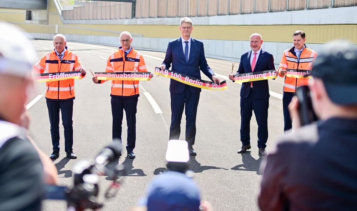 Verkehrsminister Patrick Schnieder (im Anzug links) und Berlins Regierender Bürgermeister Kai Wegner (beide CDU) eröffneten den 16. Bauabschnitt der A100 in Berlin.