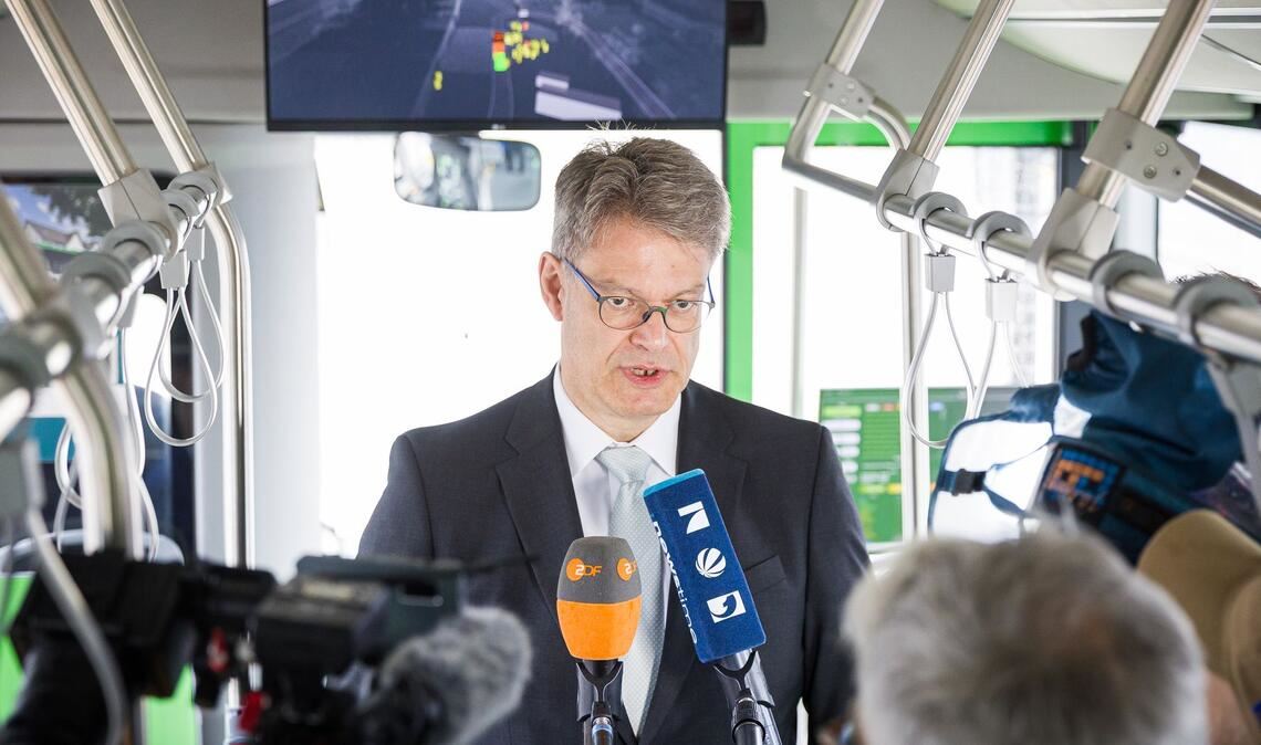 Verkehrsminister: Erster autonomer Linienbus "wegweisend" Verkehrsminister Schnieder zeigt sich nach seiner Fahrt im autonomen Bus beeindruckt.