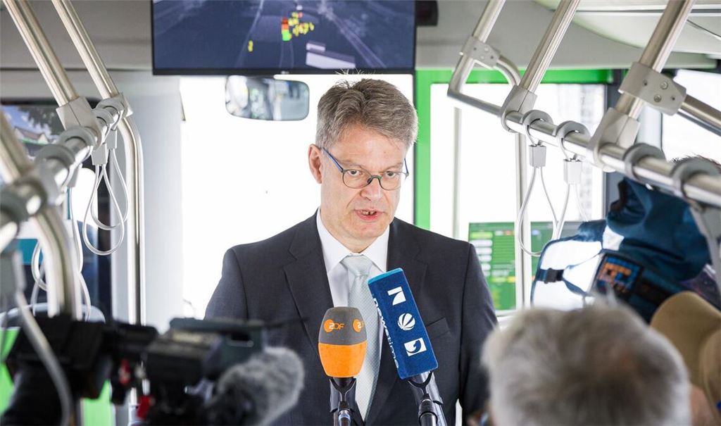 Verkehrsminister Schnieder zeigt sich nach seiner Fahrt im autonomen Bus beeindruckt.