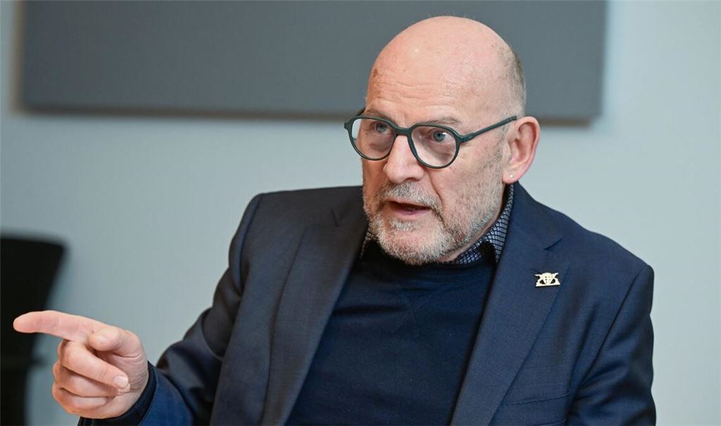 Verkehrsminister Winfried Hermann (Grüne) hat die Autoindustrie dazu aufgefordert, trotz der Krise in Zukunftstechnologien zu investieren. (Archivbild)