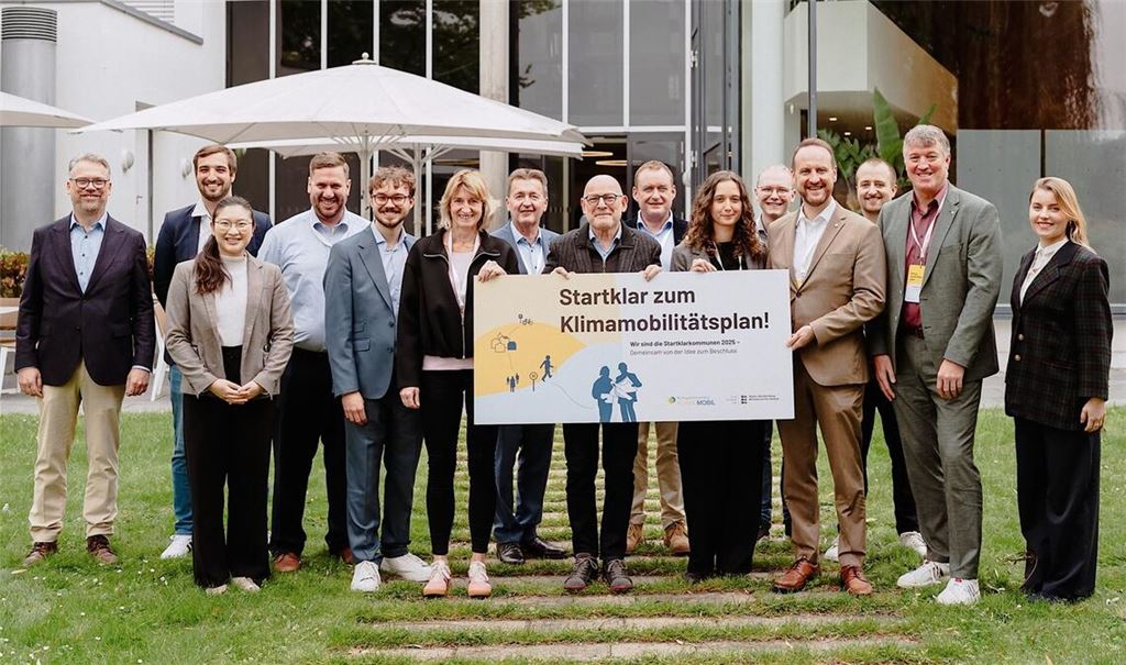 Verkehrsminister Winfried Hermann (Mitte) mit den acht Startklar-Kommunen, darunter aus dem Enzkreis Michael Hofsäß und Andrea Wexel (5. und 6.v.li.).Foto: NVBW/Sebastian Weindel