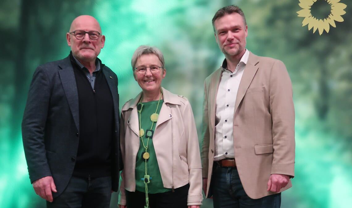 Verkehrsminister Winfried Hermann (li.) mit den Grünen-Kandidaten Stefanie Seemann (Enzkreis) und Simon Schwarz (Pforzheim). Foto: Warzecha