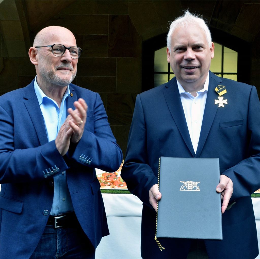 Verkehrsminister Winfried Hermann (links) hat den VCD-Landesvorsitzenden Matthias Lieb mit dem baden-württembergischen Verdienstorden ausgezeichnet.Foto: Stahlfeld