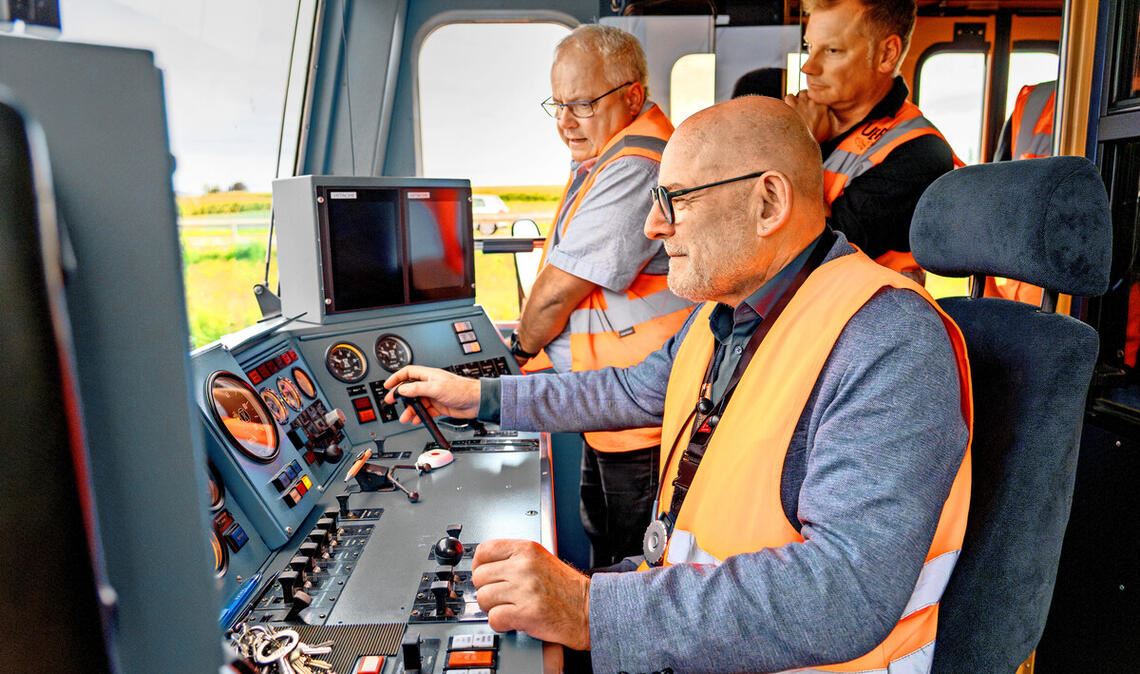 Verkehrsminister im Führerstand: Winfried Hermann steuert einen Testzug auf der neuen Bahnstrecke über die Filder.