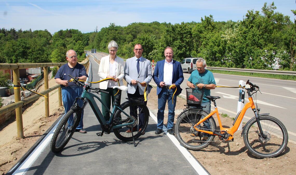 Verkehrsstaatssekretärin Elke Zimmer, OB Frank Schneider (Mitte), Jürgen Skarke vom RP Karlsruhe (2.v.re.) und Vertreter des Gemeinderats eröffnen den Radweg. Fotos: Steigleder