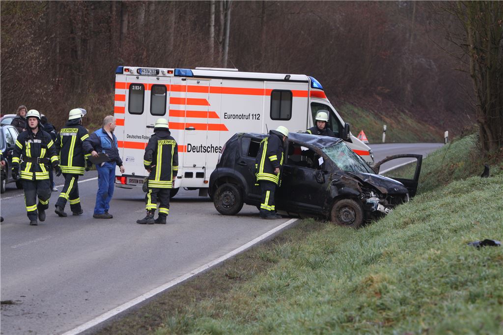 Verkehrsunfall auf der Kreisstraße zwischen Illingen und Schützingen. (Foto: Disselhoff)