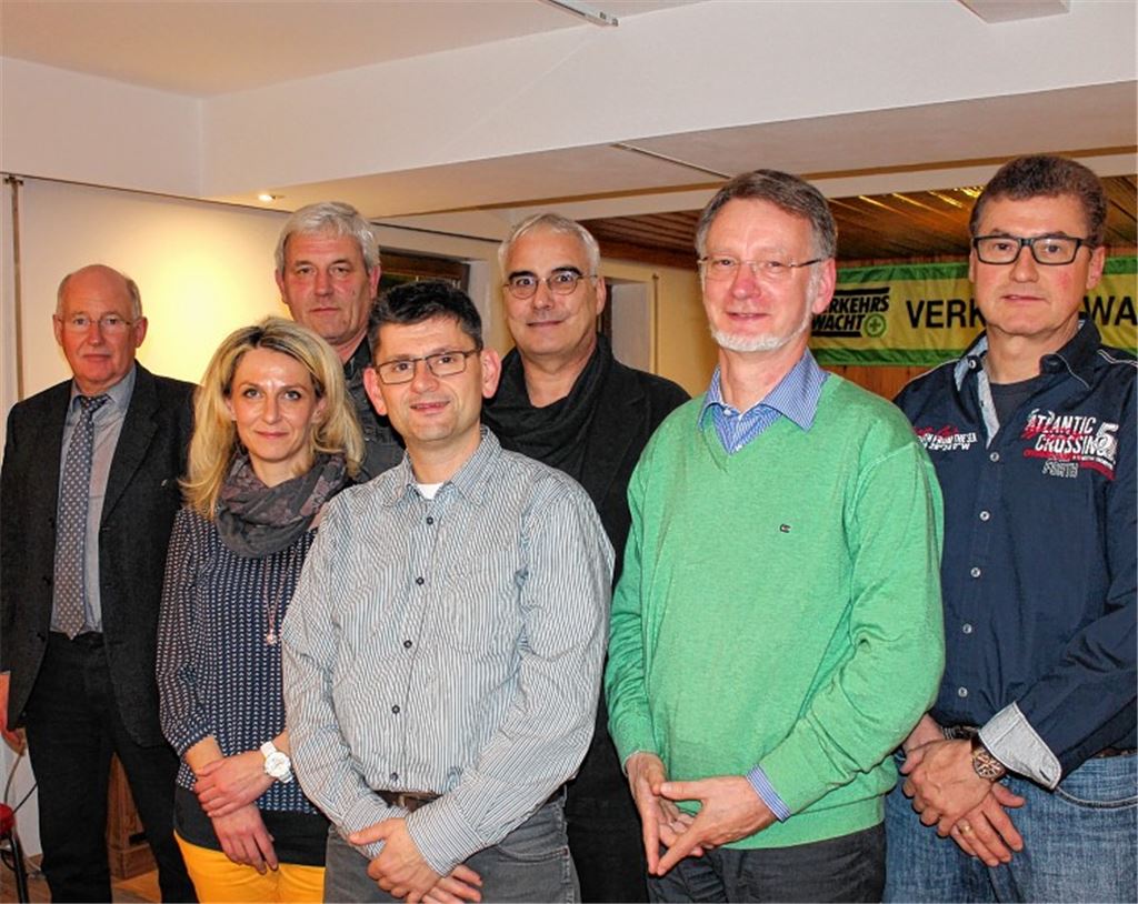Verkehrswacht-Vorsitzender Helmut Scheible (hinten Mi.) hat mit Siegfried Albrecht (li. daneben) nun einen neuen Stellvertreter an seiner Seite. Das neu gewählte Vorstandsteam mit den Beisitzern Ralf Stehle, Achim Strobel und Michael Rieger (v.li.) sowie Schatzmeisterin Doreen Braemer und Schriftführer Peter Weber (re.) will zusammen mit den Mitgliedern auch ein Programm auf der Mühlacker Gartenschau präsentieren.