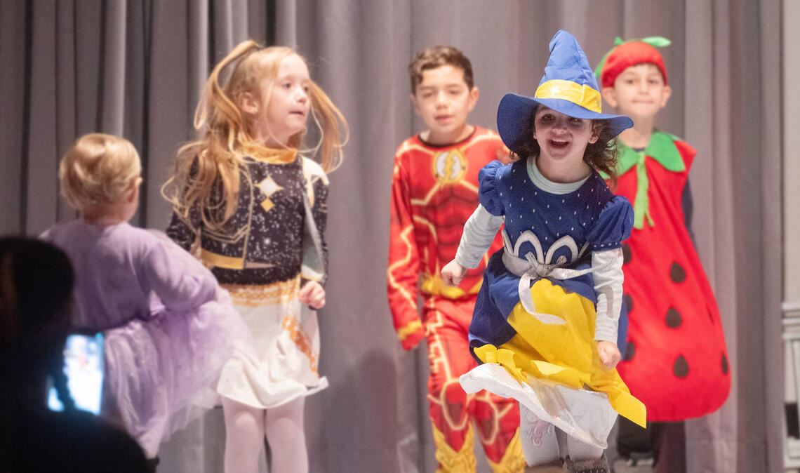 Verkleidete Kinder freuen sich über die Spiele, die in Großglattbach angeboten werden. Foto: Fotomoment 