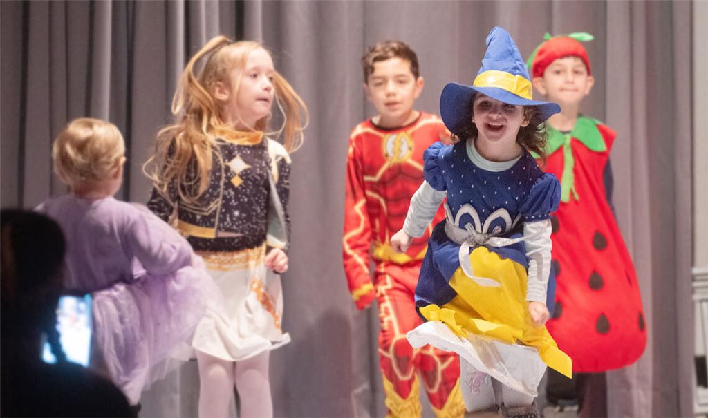 Verkleidete Kinder freuen sich über die Spiele, die in Großglattbach angeboten werden. Foto: Fotomoment 