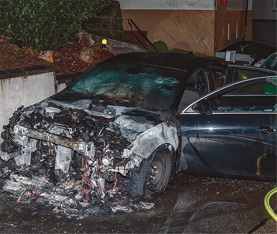 Verkohltes Autowrack nach einem Brandanschlag in Ersingen. Archivfoto: Einsatz-Report24