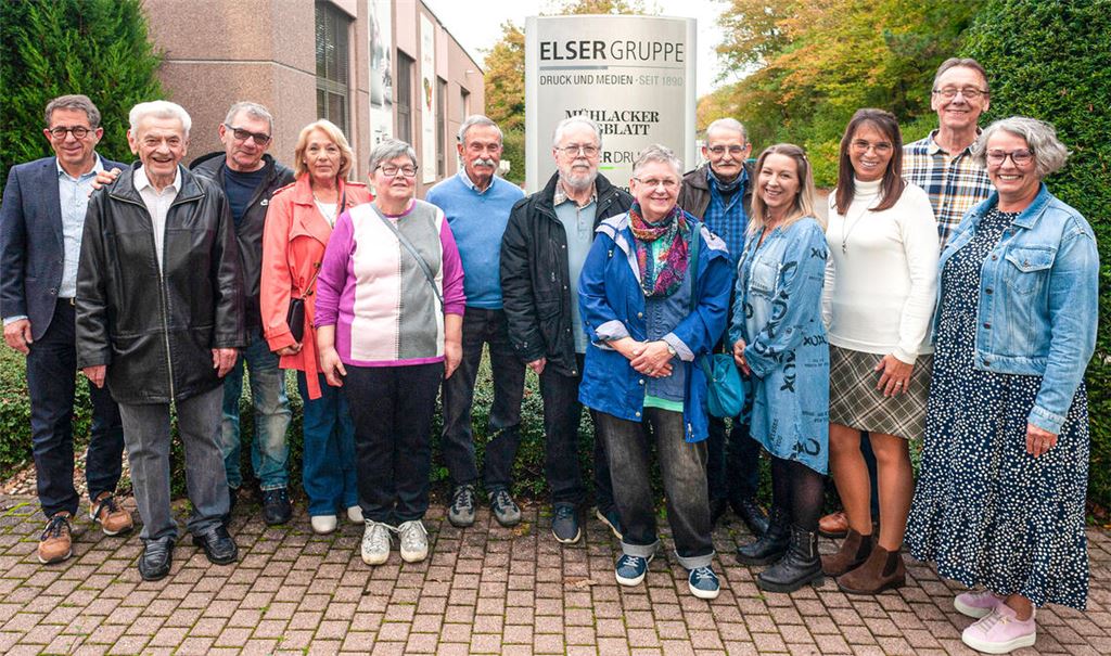 Verleger Hans-Ulrich Wetzel (li.) sowie die Leiterin des Kundenservices, Claudia Schäfer (v.re.), Michael Kloy (Leitung Organisation Vertrieb/Logistik), Tanja Keller und Jasmin Hammerl (Vertrieb) freuen sich über das schlagkräftige Austrägerteam, das das Mühlacker Tagblatt und die Rundschau zuverlässig zustellt. Viele Austrägerinnen und Austräger sind seit Jahren feste Größen wie etwa Josef Diveki senior (ab 2.v.li.) und junior, Andrea Stahl, Angelika Fegert, Jürgen Richter, Dietmar und Maria Thau und Jürgen Kowald. Foto: Fotomoment