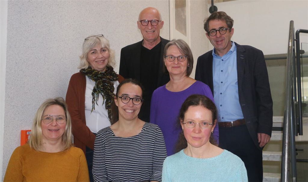 Verleger Hans-Ulrich Wetzel mit den sechs Jubilarinnen und Jubilaren. Foto: Steigleder
