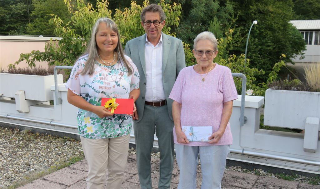 Verleger Hans-Ulrich Wetzel mit der Gewinnerin des ersten Preises, Ursula Pfeil, und der Drittplatzierten Gisela Kurz-Bareis (re.). Der zweite Preis geht an Doris Bopp, die an der Übergabe nicht teilnehmen konnte. Foto: Becker