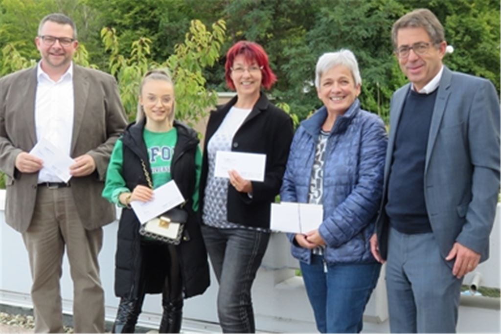 Verleger Hans-Ulrich Wetzel (re.) beglückwünscht den Träger des ersten Preises, Jens Neumeister (li.), Sabine Burkhard-Dürr (Mitte), die den zweiten Preis gewonnen hat, Karola Späth (2.v.re), Gewinnerin eines Essensgutscheins, und Alida Pfau, die für ihren Opa Helmut Pfau ebenfalls einen Essensgutschein entgegennimmt. Foto: Becker