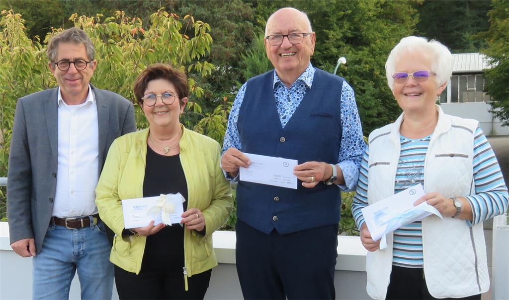 Verleger Hans-Ulrich Wetzel (v.li.) mit den Hauptgewinnern Hella Völlnagel, Harald Schnepf und Rose Ferschel. Foto: Becker