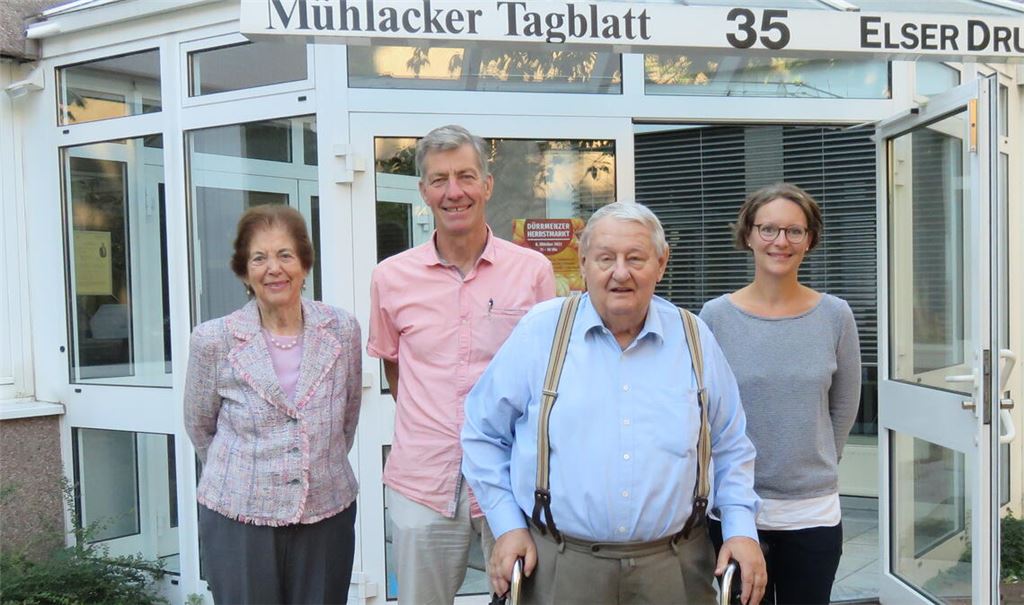 Verlegerin Brigitte Wetzel (li.) freut sich mit den Hauptgewinnern Anne Gutjahr, Klaus Steinle (2.v.li.) und Siegfried Strobel. Foto: Becker