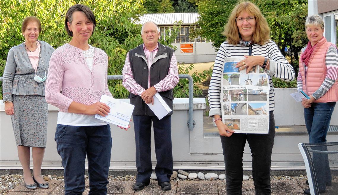 Verlegerin Brigitte Wetzel (v.li.) freut sich mit den Lesern Annette Baar aus Diefenbach, Manfred Heugel aus Schönenberg, Heidi Schmid aus Hohenklingen, die in Vertretung ihres Mannes Martin den Preis entgegennimmt, und Ute Eberle aus Knittlingen.Becker