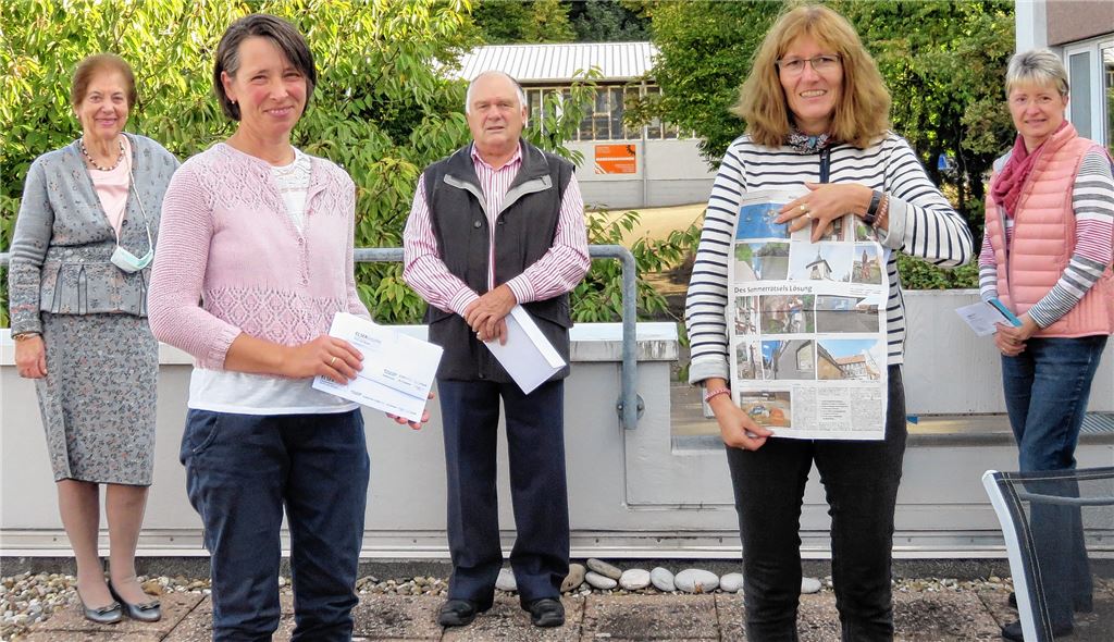 Verlegerin Brigitte Wetzel (v.li.) freut sich mit den Lesern Annette Baar aus Diefenbach, Manfred Heugel aus Schönenberg, Heidi Schmid aus Hohenklingen, die in Vertretung ihres Mannes Martin den Preis entgegennimmt, und Ute Eberle aus Knittlingen.Becker