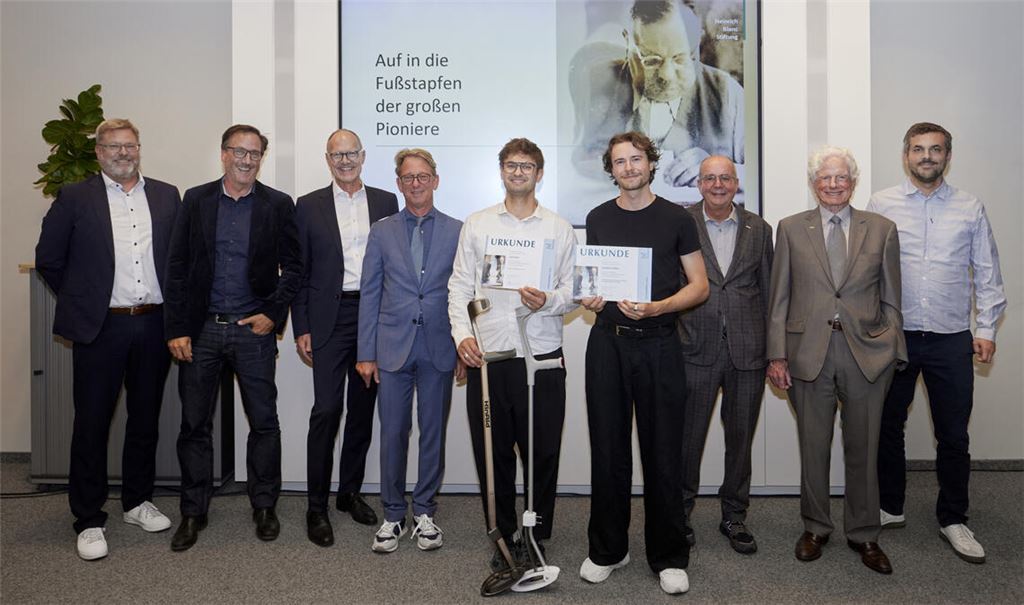 Verleihung des Förderpreises durch die Jury an Leon Kast (mit seinen innovativen Krücken) und des Sonderpreises an Jonathan Müller (daneben). Foto: privat
