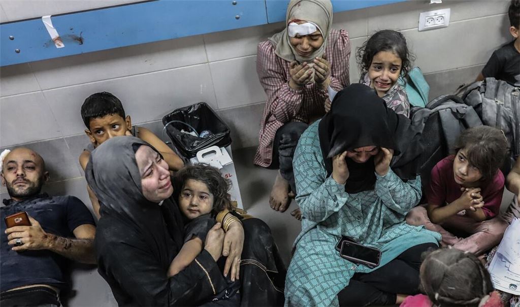 Verletzte Palästinenser warten warten auf medizinische Versorgung  (Archivfoto). Das UN-Menschenrechtsbüro in Genf sieht Anzeichen für ethnische Säuberungen in den palästinensischen Gebieten.