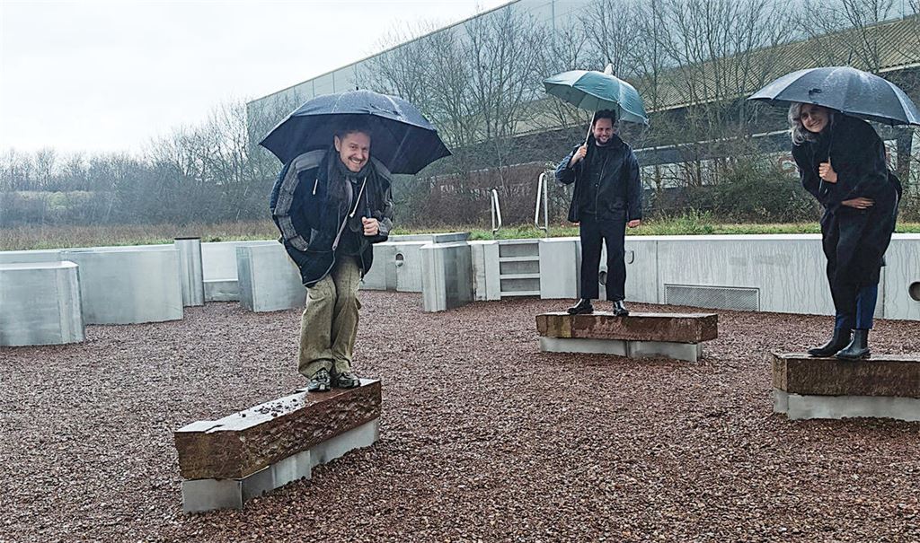 Verlieren auch bei größtem Regen nicht die Freude am Ziegelgarten: die „Ornamenta“-Kuratoren Willem Schenk (v.li.), Jules van den Langenberg und Katharina Wahl. Foto: Deeg