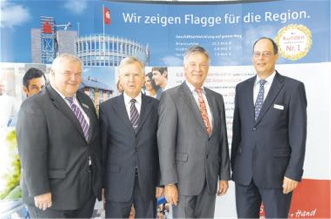 Vermelden eine durchweg positive Geschäftsentwicklung der Sparkasse Pforzheim Calw: v. li. Hans Neuweiler (stellvertretender Vorstandsvorsitzender), Vorstandsmitglied Hans-Heiner Bouley, Vorstandsvorsitzender Dr. Herbert Müller und Stephan Scholl (stellvertretender Vorstandsvorsitzender). Foto: p