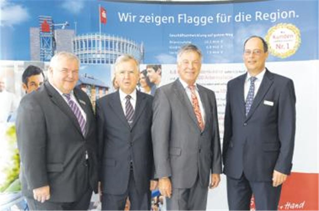Vermelden eine durchweg positive Geschäftsentwicklung der Sparkasse Pforzheim Calw: v. li. Hans Neuweiler (stellvertretender Vorstandsvorsitzender), Vorstandsmitglied Hans-Heiner Bouley, Vorstandsvorsitzender Dr. Herbert Müller und Stephan Scholl (stellvertretender Vorstandsvorsitzender). Foto: p
