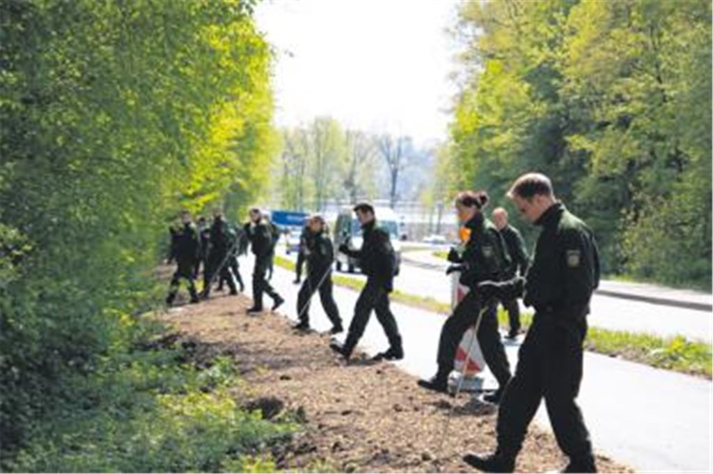 Vermisst: Im April 2009 durchkämmt ein Großaufgebot der Polizei auf der Suche nach Margarete K. die Waldgebiete zwischen Lienzingen und Mühlacker. Taucher forschen in den Illinger Kosterseen nach der Verschwundenen. Doch mehr als ein Jahr danach fehlt von der damals 63-Jährigen aus Lienzingen noch immer jede Spur.
Archivfoto: Franz
