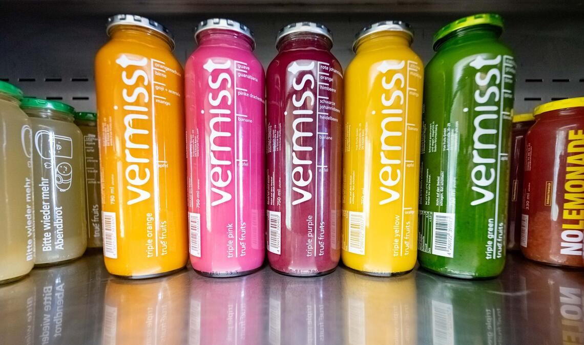 "Vermisst" steht groß auf den Smoothie-Flaschen von True Fruits - auf der Rückseite wird mit Fotos nach zwei seit Jahren vermissten Personen gesucht.