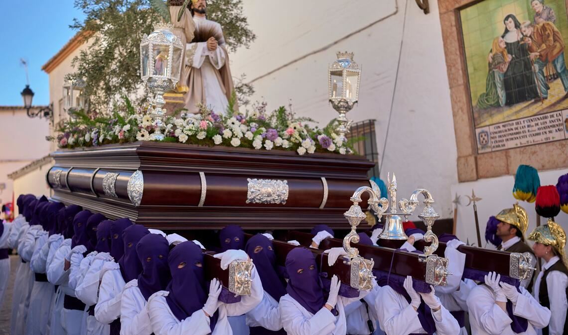 Vermummte Büßer der Bruderschaft "Nuestro Padre Jesus del Huerto y San Diego" nehmen an einer Prozession teil.