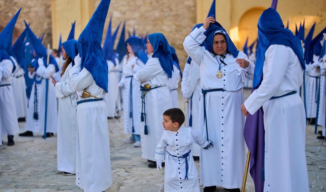 Vermummte Büßer nehmen an einer Prozession in Südspanien teil.
