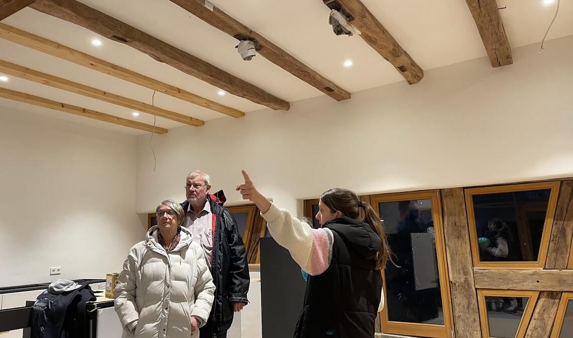 Veronika Jung stellt den Gästen aus dem Gemeinderat ihr Sanierungsprojekt in der Lienzinger Ortsmitte vor, das alte und neue Bausubstanz harmonisch verbindet. Fotos: privat