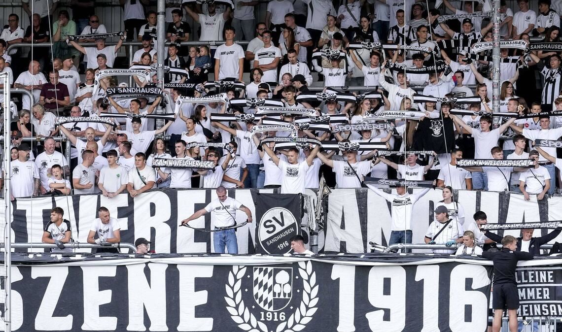 Verpassten Teile des Spiels im Gazi-Stadion: Die Fans des SV Sandhausen (Archivbild).