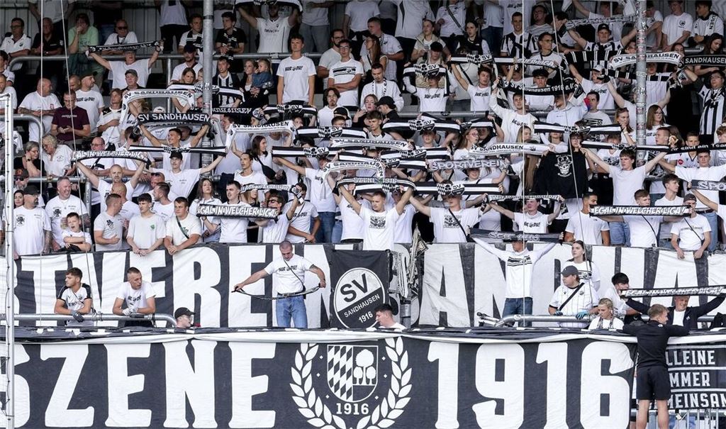 Verpassten Teile des Spiels im Gazi-Stadion: Die Fans des SV Sandhausen (Archivbild).