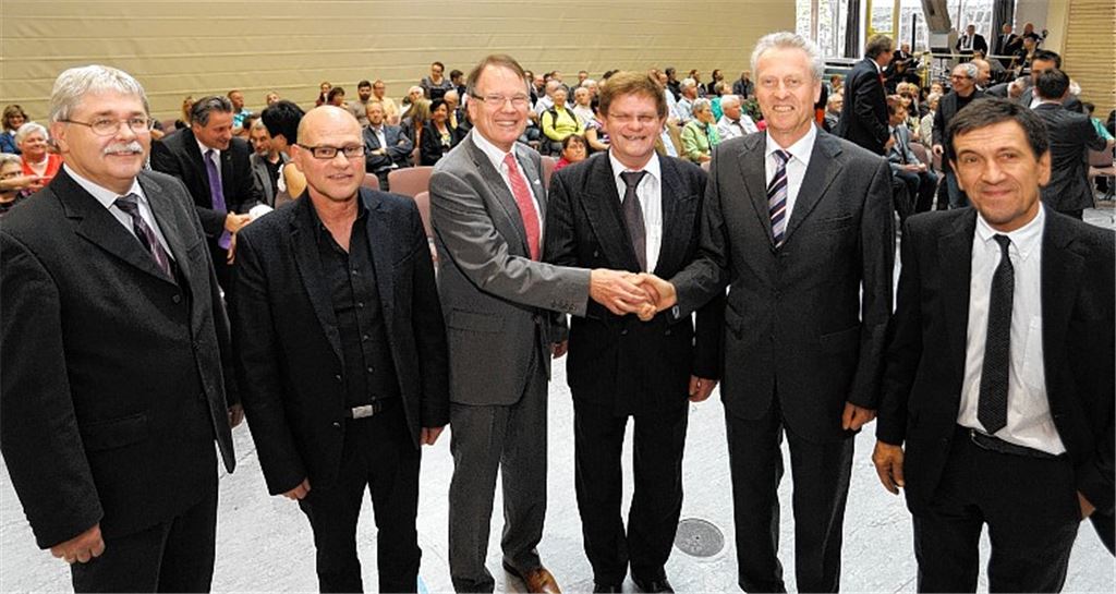 Verpflichtung des alten und neuen Bürgermeisters (v. li.): Pfarrer Friedrich Hörger, Wilfried Pflüger, der Vertreter der Vereine, Enzkreis-Dezernent Karl-Heinz Zeller, Karlheinz Oehler, Jürgen Kurz, Vize des Gemeindetags, und Bürgermeister-Stellvertreter Rainer Zundel.