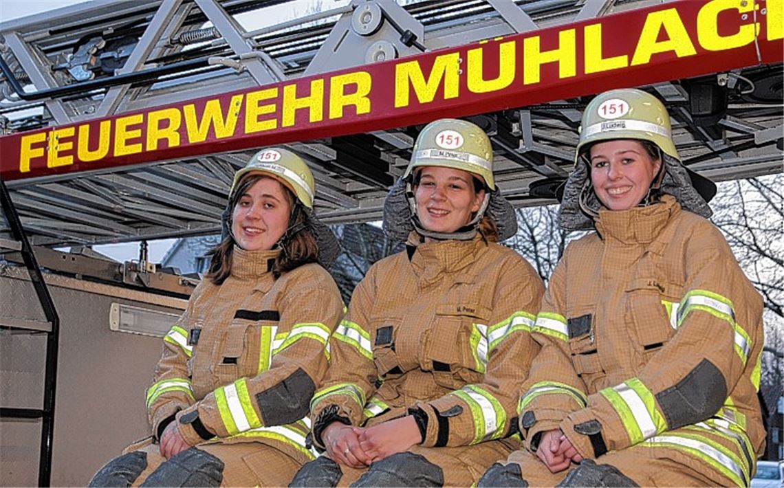 Verrichten ihren aktiven Dienst bei der Freiwilligen Feuerwehr Mühlacker: Melanie Gebauer (v. re.), Meike Peter und Julia Ludwig.