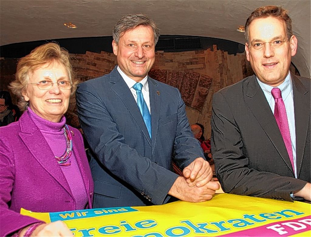Versammlungsleiterin Bärbl Maushart mit dem liberalen Spitzenkandidaten Dr. Hans-Ulrich Rülke und seinem Ersatzbewerber Professor Erik Schweickert.