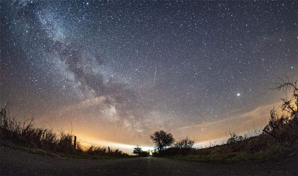 Verschiedene Flugobjekte sind rund um die Milchstraße während des Lyriden-Meteorschauers am Nachthimmel über Fehmarn zu sehen (Archivbild).
