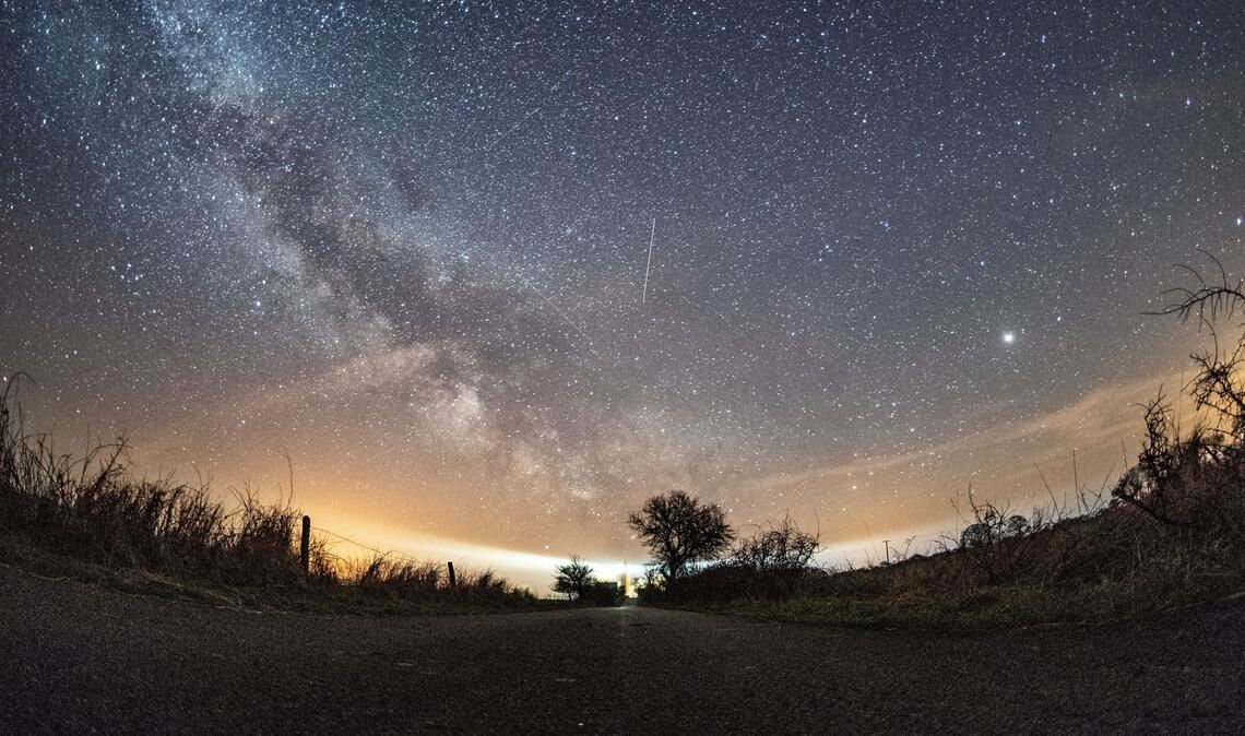 Verschiedene Flugobjekte waren 2018 rund um die Milchstraße während des Lyriden-Meteorschauers am Nachthimmel  zu sehen (Archivbild).