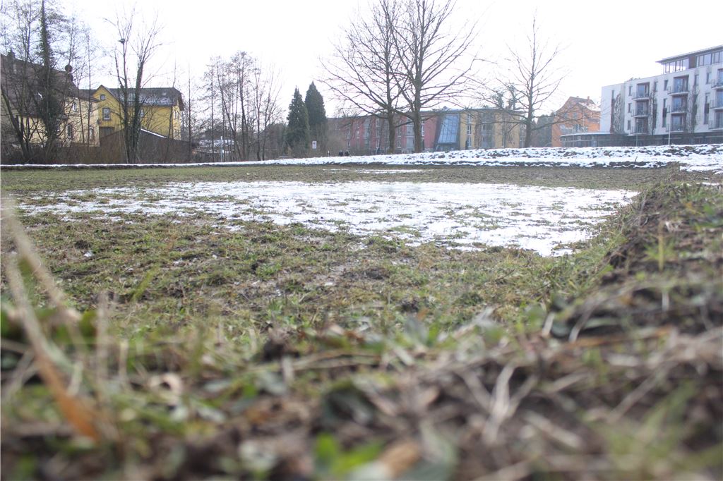 Versickert: Das Wasser für die geplante Eislauffläche beim DRK-Seniorenzentrum ist verschwunden. Foto: Huber
