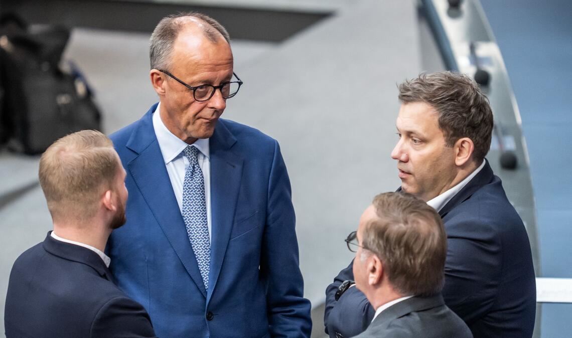 Versöhnliche Tonlage: Kanzler Merz spricht mit SPD-Generalsekretär Klüssendorf (links) und SPD-Chef Klingbeil (ganz rechts) im Bundestag. (Archivbild)