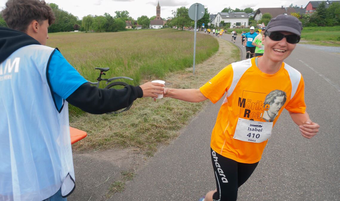 Versogt werden die Läuferinnen und Läufer von fleißigen Helfern.