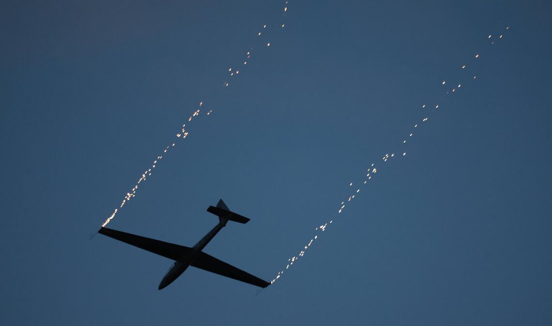 Verspricht beim Flugplatzfest ein besonderes Erlebnis: Dämmerungskunstflug nach Sonnenuntergang. Fotos: privat