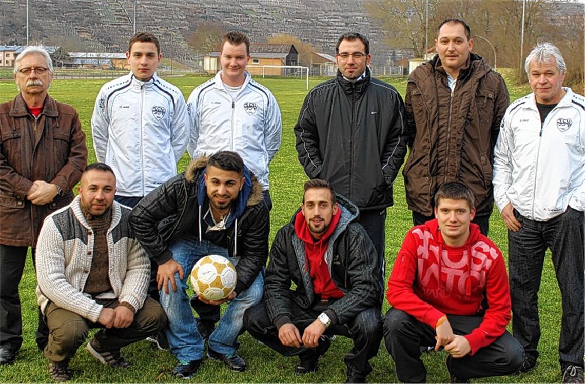 Verstärkung für den TSV Mühlhausen: Der Vorsitzende Norbert Thieme, die beiden stellvertretenden Spielleiter Kevin Schwab und Christian Schwab mit dem neuen Trainergespann Cengiz Kilic, Volkan Cavas und Spielleiter Klaus Senftleben (hinten.v.li.) sowie den Neuzugängen Özgür Sen, Kenan Hamka, Sinan Yildiz, Marcel Wienants (vorne v. li.) Foto: Huber